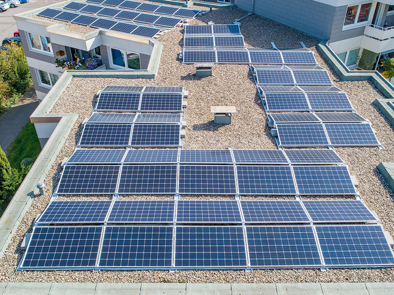 Solarzellen / Photovoltaik auf einem großen Hausdach