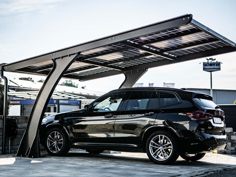 Seitenansicht des Stahl-Solarcarports von Green Energy